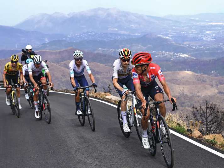 Remco Evenepoel hatte die Konkurrenz stets im Blick - vor allem Primoz Roglic (ganz hinten) und Enric Mas (Mitte)
