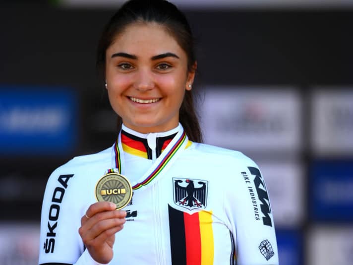 Ricarda Bauernfeind mit ihrer Bronzemedaille in Wollongong, Australien