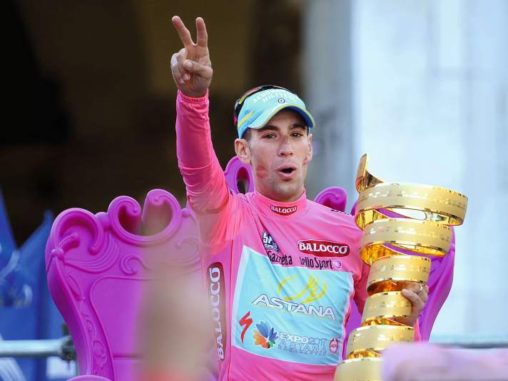 Vincenzo Nibali lässt sich 2013 als Sieger des Giro d´Italia feiern 