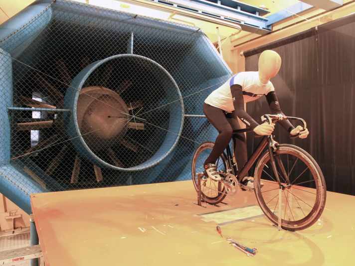 Der erste, noch bekleidete TOUR-Dummy im Einsatz