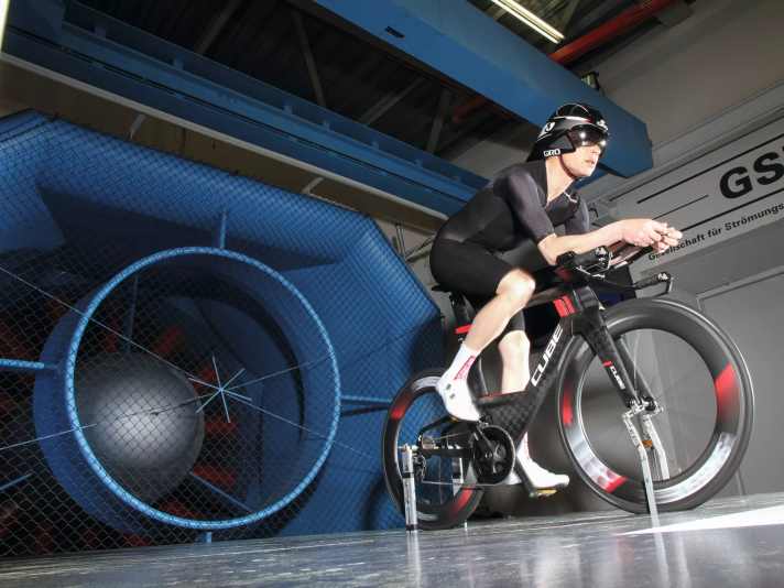 Testfahrer im Windkanal