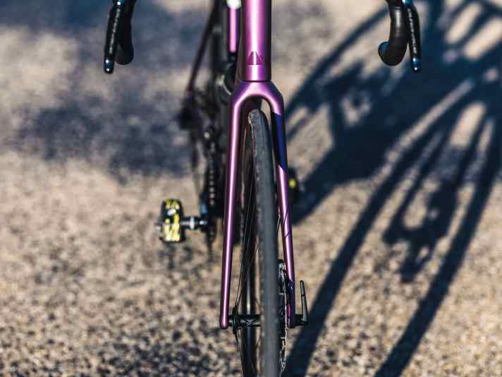 Das Canyon Ultimate lässt Platz für bis zu 32 Millimeter breite Reifen. Serienmäßig rollt es auf 25 (vorne) und 28 (hinten) Millimeter breiten Pneus.