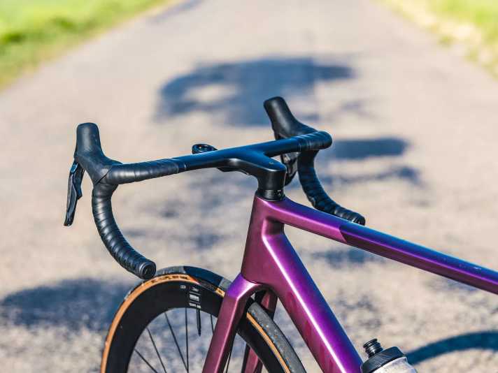 Die Lenker-Vorbau-Einheit lässt sich ohne Änderungen an den Leitungen um bis zu 15 Millimeter in der Höhe anpassen