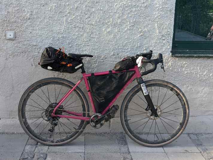 Bei dem Bikepacking-Event haben Gravelbike, Gepäck und Fahrerin einiges an Staub und Matsch, aber auch jede Menge Erfahrungen und Abenteuer gesammelt. Schlafdefizit inklusive.