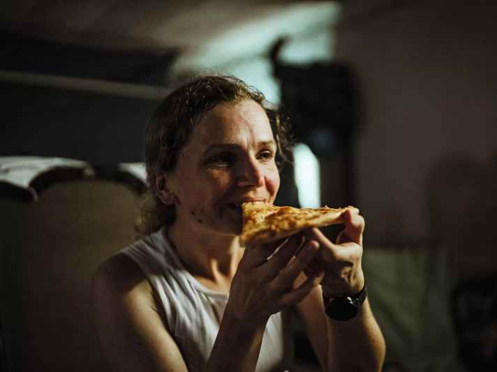 Sandra freut sich über Pizza als Abwechslung zu Riegeln und Süßigkeiten