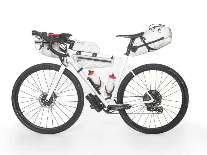 Die ersten Bikepacking-Taschen von Cyclite. Nicht auf dem Bild zu sehen ist die Lenkerrolle, die zwischen Steuerrohr und Aero-Lenkertasche Platz findet.