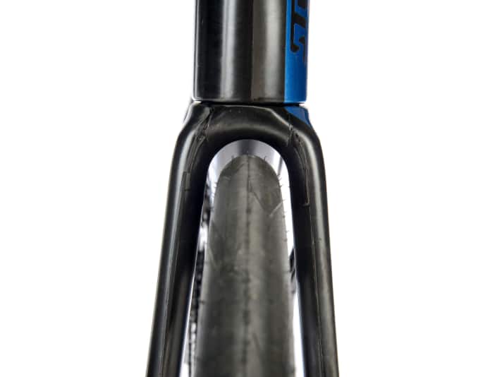 Der Federkomfort mit 28 Millimeter breiten Reifen ist ordentlich. Maximal passen 32-Millimeter-Pneus durch Rahmen und Gabel