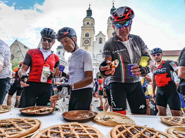 Mehr als nur Energienachschub: Der Dolomiti-Giro verwöhnt mit regionalen Spezialitäten