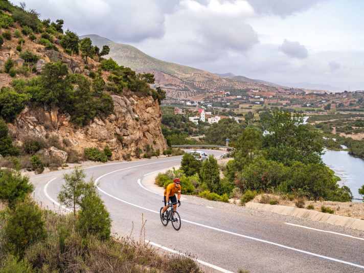 Berge, wilde Schluchten: Die Straße durch den Talassemtane-Nationalpark (Tour 3) ist so schön, dass man sie 
gerne auf Hin- und Rückweg durchfährt