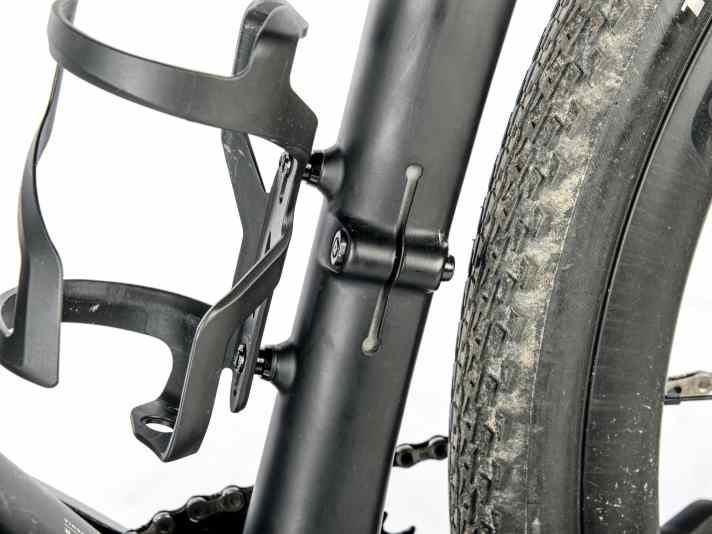 Tiefpunkt: Weit unten im Sitzrohr, auf Höhe des Flaschenhalters, wird der Carboneinsatz geklemmt, was die Sattelstütze über die gesamte Länge federn lässt - am Sattel bis zu 30 Millimeter