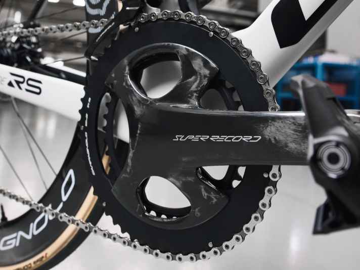Die Kettenblatt-Kombi 54/39 ist den Profis vorbehalten. Für Hobbyfahrer bietet Campagnolo die Abstufung mit 50/34 Zähnen als größte Option an.