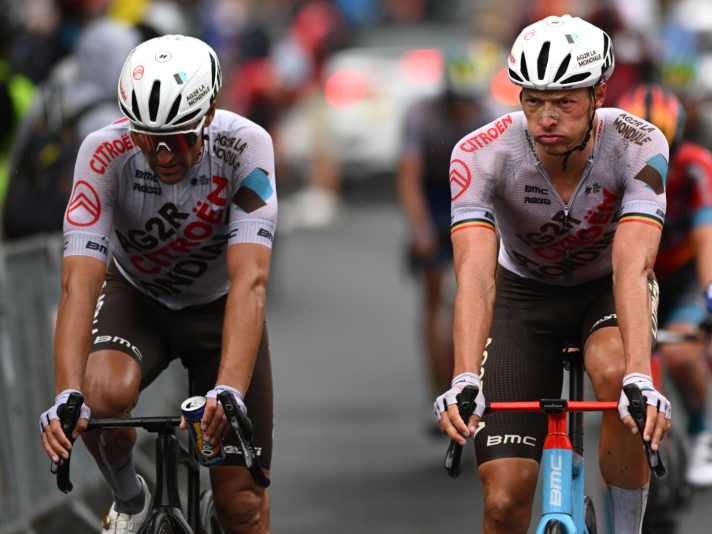 Im direkten Vergleich zur Teammachine von Oliver Naesen (rechts) ist zu erkennen, dass die Front des neuen BMC von Greg van Avermaet wesentlich schlanker ist. Im Ansatz sind zudem die weit ausgestellten Gabelholme des Prototypen zu sehen.