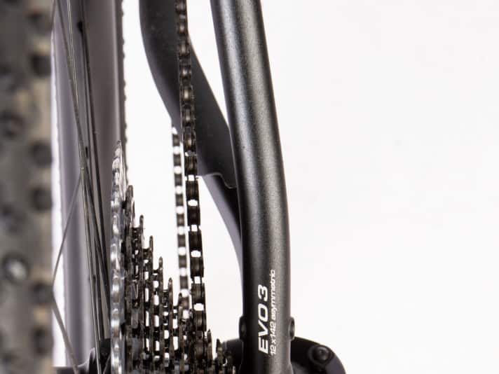 Der asymmetrische Hinterbau erfordert spezielle Hinterräder, die Kettenlinie ist auf den äußersten Ritzeln jedoch grenzwertig