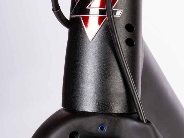 Die Leitungen liegen klapperfrei unter Putz, die Gabel hat einen Kanal für ein Lichtkabel