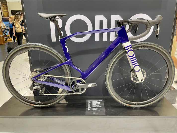 Auf der Eurobike feierte das futuristische Ruut 2 Weltpremiere. Rondo verzichtet dabei auf einen klassischen Diamantrahmen und zieht das Sitzrohr weit nach vorne. Noch ist die Neuheit allerdings nicht im Handel erhältlich.