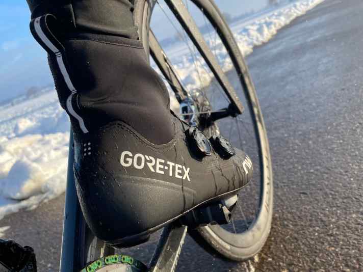 Durch den hohen Schaft bietet der Flagship R GTX einen sehr guten Spritzschutz, ist allerdings etwas mühsam anzuziehen.
