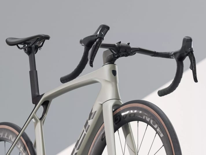 Das Geschwindigkeitsdefizit gegenüber dem mehr als doppelt so teuren SLR 9 resultiert hauptsächlich aus der langsameren Lenker-Vorbau-Kombi.