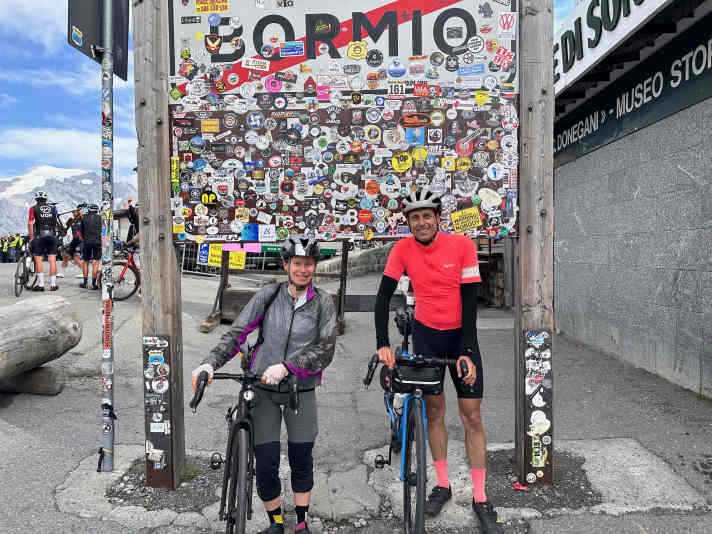 Kaputt und glücklich - Nina und Oliver nach dem Triple Stelvio 2023.