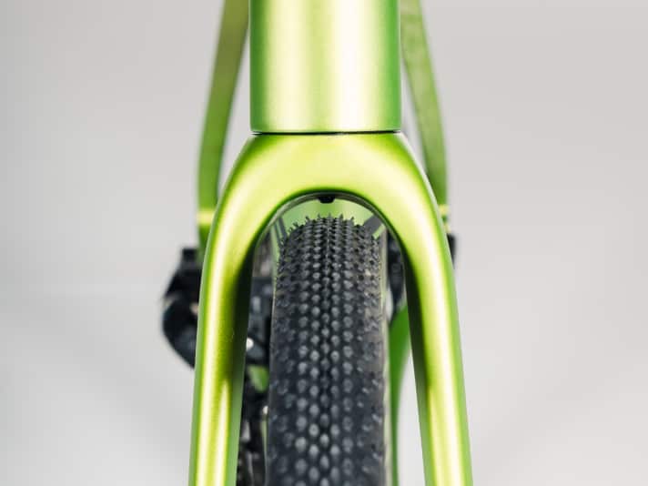 Die 35-Millimeter-Reifen von Continental wölben sich 38 Millimeter über die Carbonfelgen.