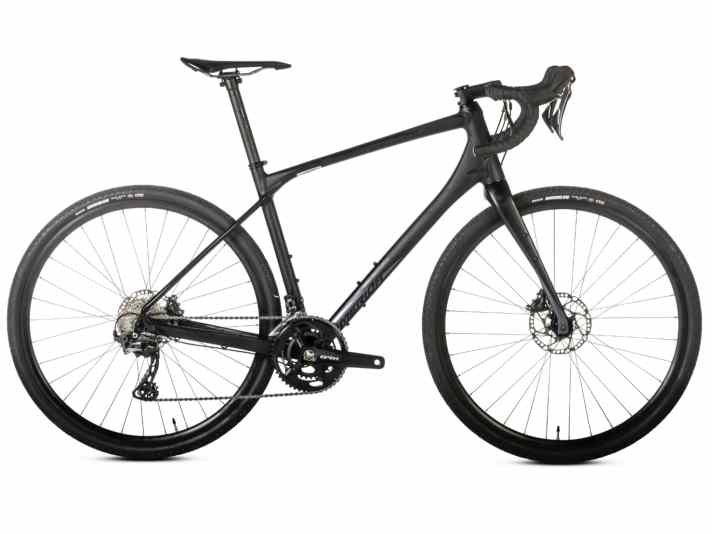 Das aktuelle Silex von Merida hat eine extreme Sloping-Geometrie und Züge, die außenliegend sind. Auf der Homepage von Merida gibt es das Gravelbike in zehn verschiedenen Ausstattungsvarianten.