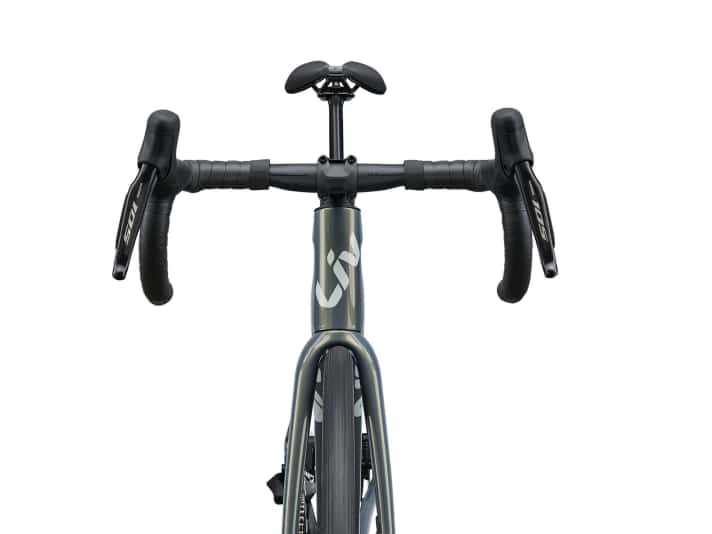 Der 340 Millimeter breite Alu-Lenker, der damit das UCI-Mindestmaß unterbietet, kommt Fahrerinnen mit schmalen Schultern entgegen.