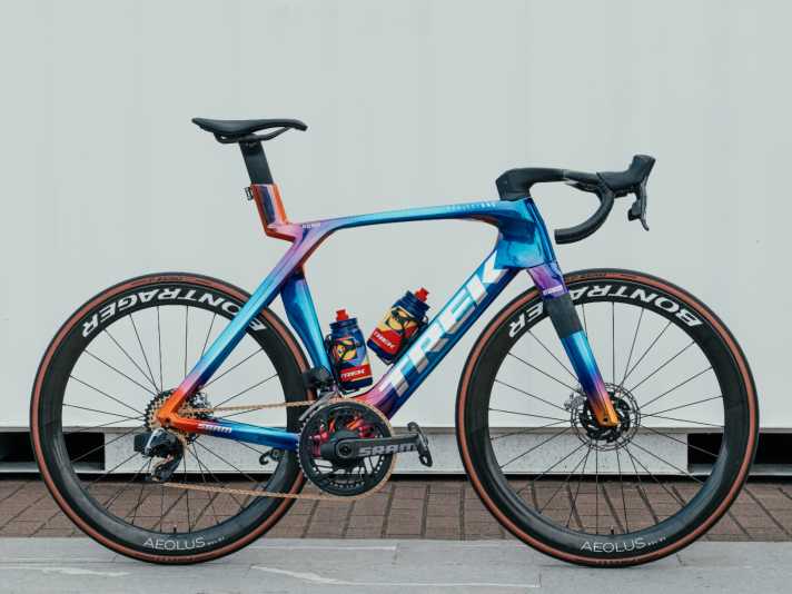 Wer sein Trek Madone SLR in einem Aufbau wie Ex-Weltmeister Mads Pedersen bestellen möchte, muss tief in die Tasche greifen: Die Top-Versionen der SLR-Serie kosten mehr als 17000 Euro
