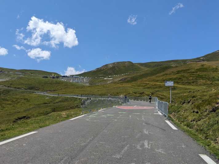 Die Absperrgitter sind nicht immer zu finden auf den letzten Metern der Ost-Auffahrt zum Col du Tourmalet. Hier sichern sie die letzten Meter für die Bergankunft der Tour de France Femmes 2023.