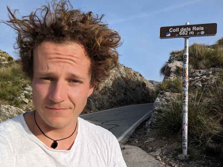 Frederik Niessen am Passschild des Coll del Reis