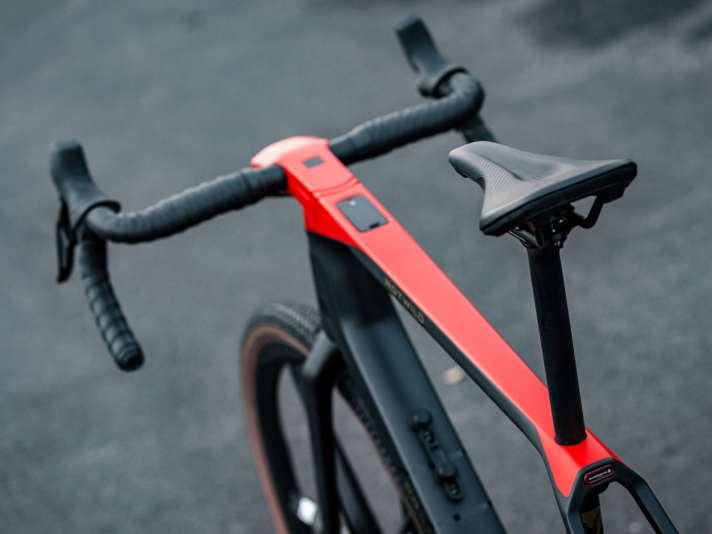 Stattliche Sattelüberhöhung: Auf dem R.R275 X sitzt man ausgesprochen sportlich, laut Rotwild liegt der STR bei 1,43.