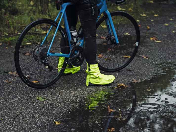 Wasserschlacht! Es ging durch Pfützen und durch Dauerregen 