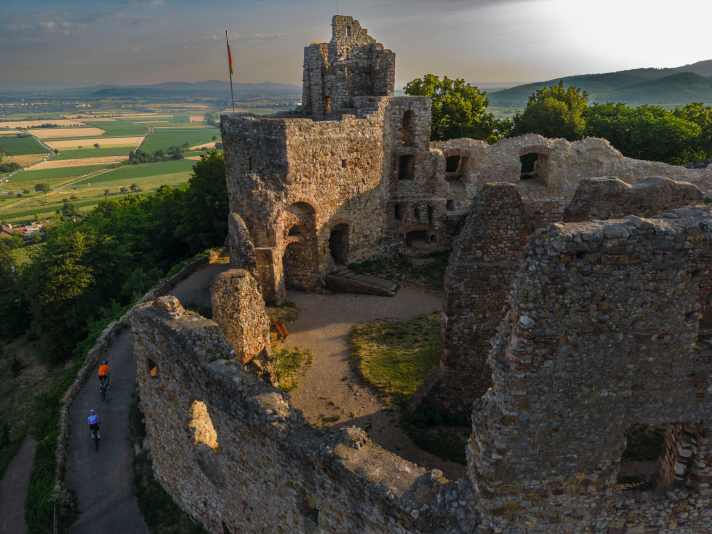 Die Burgruine Staufen aus dem 12. Jahrhundert will über eine kurze Steilrampe erobert werden