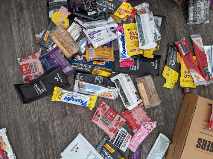 Riegel sind nur eine Option - belegte Brote, Bananen und anderes sind beim Bikepacking auch gut.