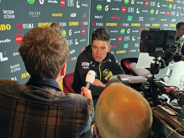 Belgiens Superstar Wout van Aert antwortet routiniert auf Reporterfragen