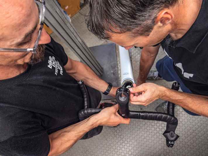 Systemintegration - alleine sind die Arbeiten an integrierten Lenker-Vorbau-Einheiten nicht zu schaffen