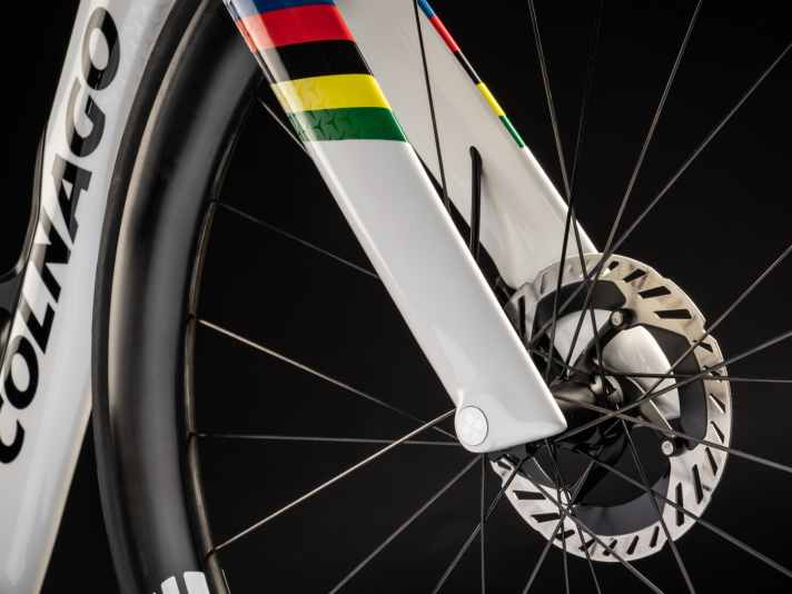 Die lang gezogene Gabel fällt schwer aus. 450 Gramm soll diese laut Colnago wiegen.