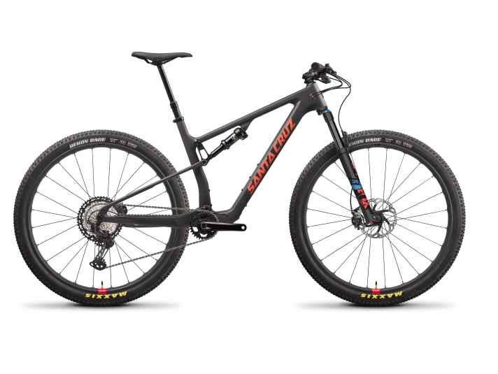   Die aufgebohrte TR-Version des neuen Blur: Das Down-Country-Bike besitzt 120/115 Millimeter Federweg, robustere Reifen, eine längere Teleskopstütze, keinen Lockout-Hebel am Lenker und größere Bremsscheiben.