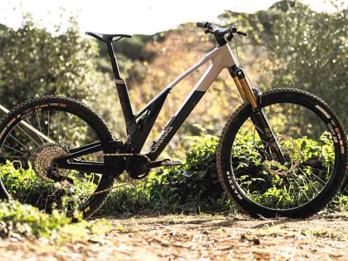 Die Unterschiede zwischen den Rahmengrößen sind erheblich. In Größe S2 liegt der Reach bei moderaten 470 mm, in S3 bei extremen 510 mm.