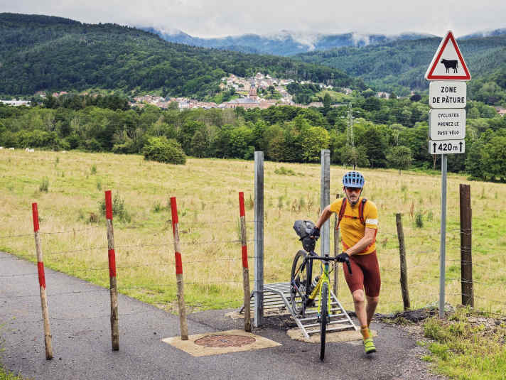 Engpass: Auf dem Radweg zwischen Urmatt und Schirmeck separiert ein Durchschlupf mit Handicap die Zwei- und Vierbeiner.