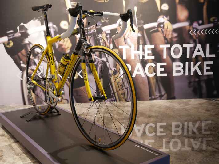 Das Ur-Modell des TCR feierte 1997 beim Team Once seine Premiere. Kurios: Die UCI verbannte das Rennrad kurz nach der Vorstellung aus dem Profi-Peloton, weil die Sloping-Geometrie nicht der damaligen Rennradform entsprach.