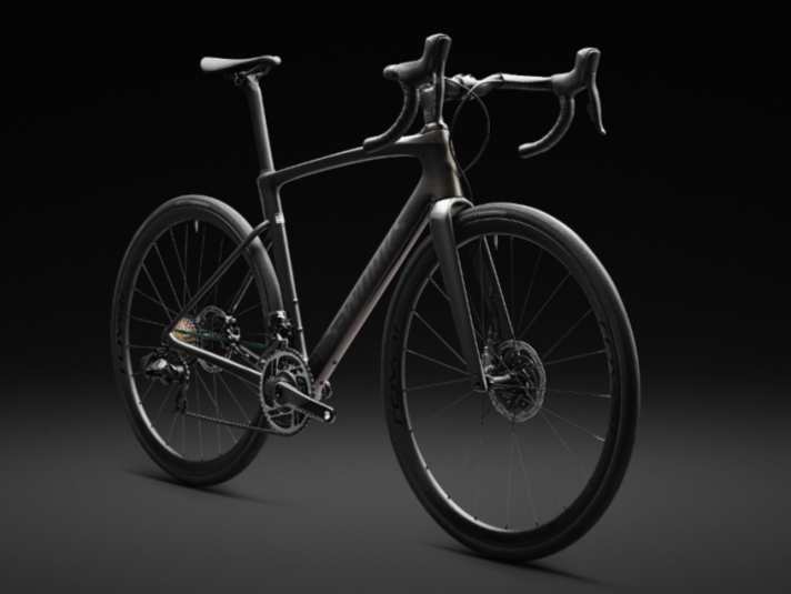 Edler Allrounder: Das S-Works Roubaix SL8 mit Red AXS und leichtem Carbonlaufradsatz von Roval wiegt 7,3 Kilo - kostet mit 14000 Euro allerdings genauso viel wie das kürzlich vorgestellte Tarmac SL8.
