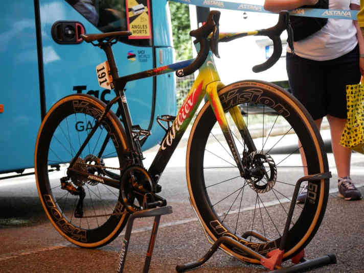 TOUR hat das Wilier Filante SLR von Mark Cavendish in Sonderlackierung bereits zu Beginn der Tour de France fotografiert