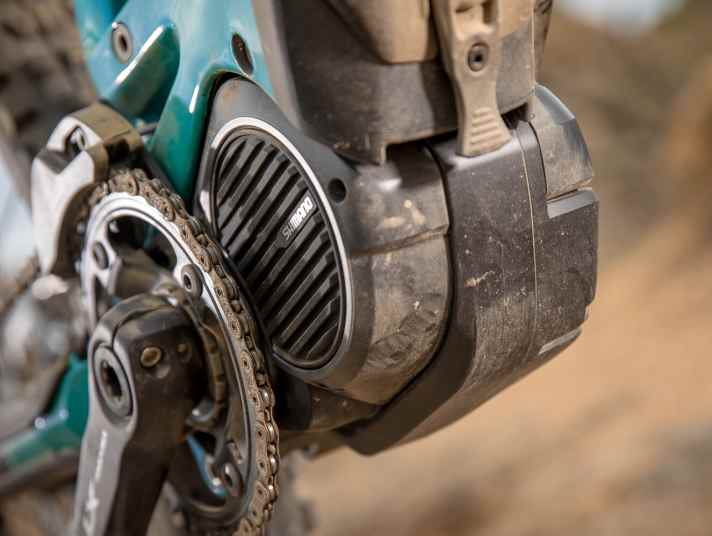   Der Shimano Steps E8000-Motor kommt bei Merida ohne Motorabdeckung aus. Das soll für mehr Bodenfreiheit und bessere Belüftung sorgen. Laut Shimano und Merida benötigt der Motor keinerlei Schutz vor Feindkontakt.