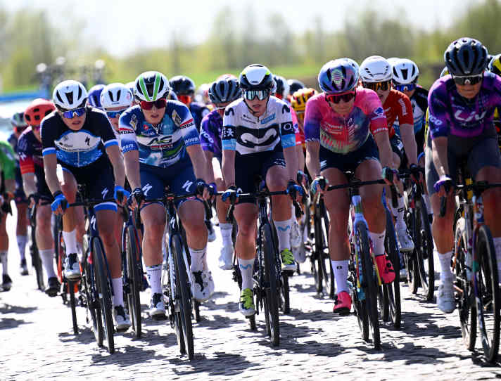 Das Peloton bei der Flandern-Rundfahrt der Frauen
