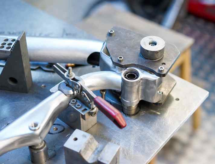 Der Rahmen für unser BIKE Project Europe ruht geheftet in der Rahmenlehre. Zu sehen ist hier das Tretlager, das für den Pinion-Antrieb vorbereitet ist und daher etwa wuchtiger aussieht als normal. Klar ist damit schon eines: Pinion kommt aus Baden-Württemberg und passt somit gut in unseren Plan eines "all-european"-Bikes. Aber schon beim Innenleben des Pinion-Getriebes, müssen wieder <a href="https://www.bike-magazin.de/a/4876959" target="_blank" rel="noopener noreferrer nofollow">Teile von außerhalb Europas verbaut</a>  werden. | n.