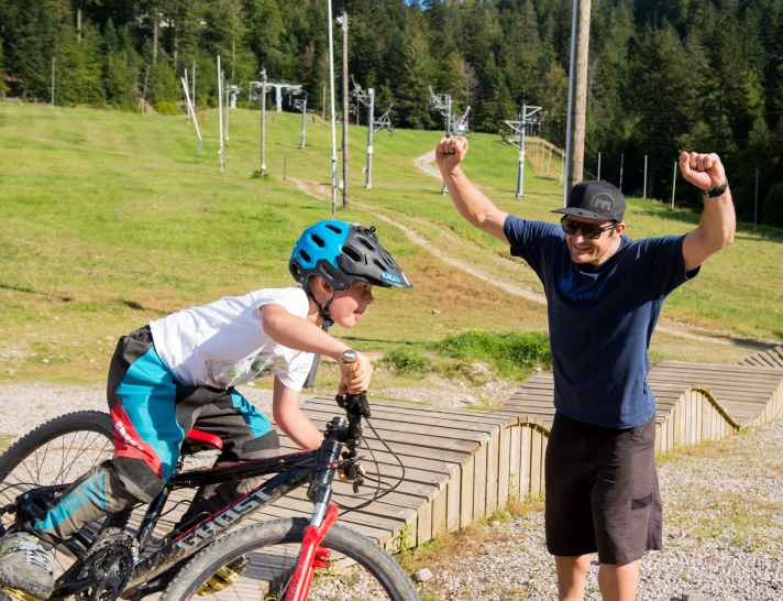   Auch Klausmann junior trainiert schon kräftig. Auf dem Pumptrack werden die wichtigsten Bike-Skills für schnelle Zeiten und sicheres Fahren geschult.