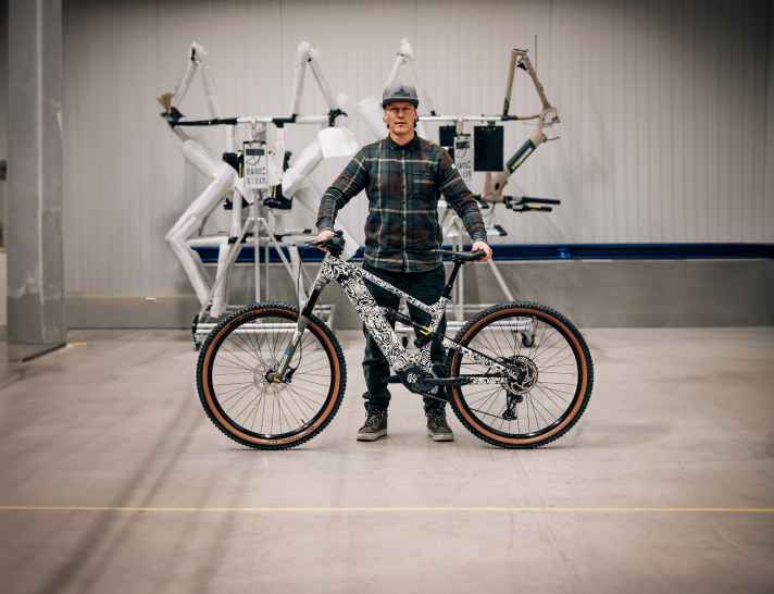 Guido Tschugg mit dem Prototypen des neuen All Mountain E-MTBs von Hepha. 150 mm // bis zu 100 Nm // bis zu 804 Wattstunden.