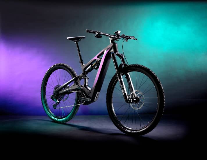 Mit der E-Vertic-Serie will Bianchi im sportlichen E-Mountainbiken Fuß fassen. Das Flagschiff FX-Type Pro kommt mit 160 Millimeter Federweg und auffälliger Formensprache. Für einen tiefen Schwerpunkt wurde der Motor 28 Grad nach oben gedreht.