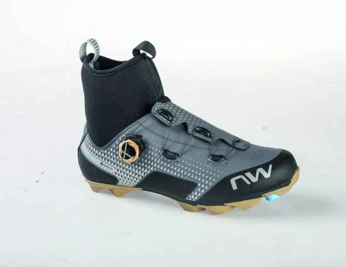 Das A und O: Ein isolierender, maximal wasserdichter Winterschuh. Die Northwave X-Celsius Arctic GTX sind perfekt und räumten den Sieg beim aktuellen BIKE-Test ab.