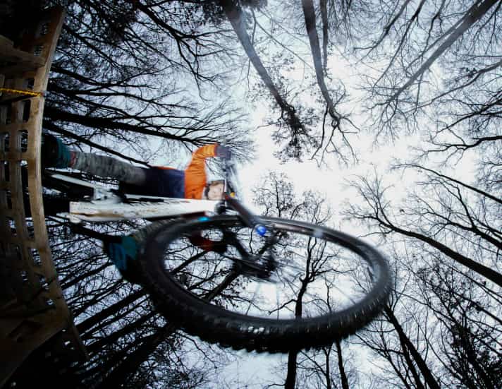 Das Fahrwerk giert regelrecht nach Action. Sprünge? Biestiger Untergrund? Das Bike bringt nichts aus der Ruhe.