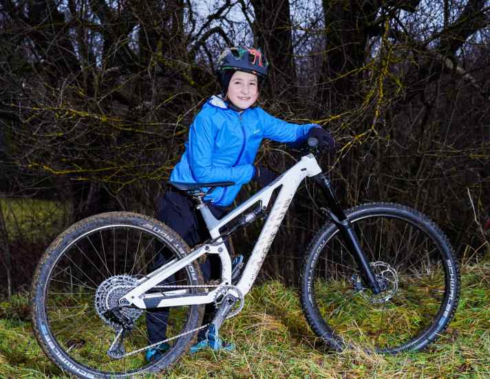 Fazit von unserem Testfahrer Tim (10), sonst mit einem 8,0 Kilo leichten <a href="https://www.bike-magazin.de/service/kaufberatung/test-2017-kinderbike-vpace-max275" target="_blank" rel="noopener noreferrer nofollow">VPace Max</a>  unterwegs: „Das Bike sieht cool aus und macht voll Spaß, vor allem im Bikepark. Die Federung ist schön weich. Man kann richtig schnell fahren. Die Schaltung geht auch leicht. Und die Griffe sind angenehm weich. Hochfahren ist aber anstrengend. Das Rad ist echt schwer.“